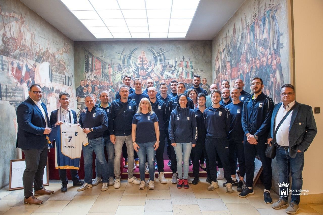 A bajnoki ezüstérmes MÁV Előre SC-Foxconn csapatát fogadták a Városházán